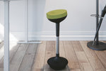 Charger l&#39;image dans la galerie, photo ambiance tabouret ergonomique vert stooly
